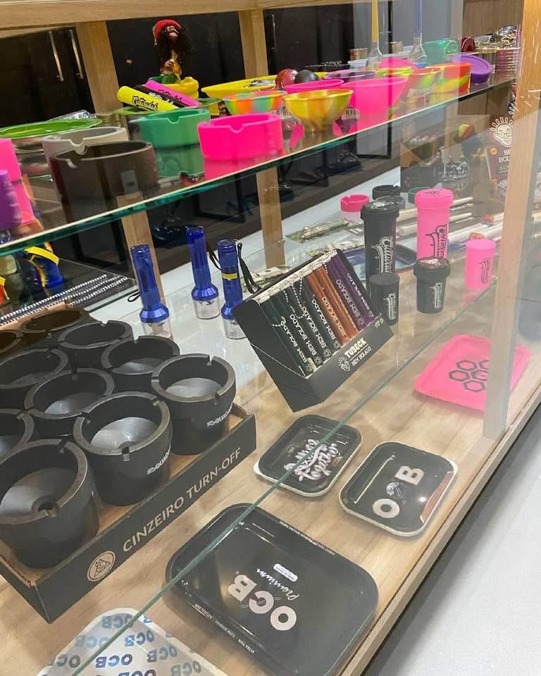 Vitrine com acessórios e expositores